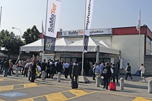  Besucher auf dem Weg zur Messe • Visitors on their way to the trade fair grounds 