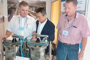  4	Yuejun Zhang (Bildmitte) mit Peter Sampson und Roy Melville von&nbsp;der Firma Roytec 