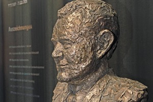  1	Büste des Firmengründers Erich Sennebogen sen. The bust of company founder Erich Sennebogen Sr. 
