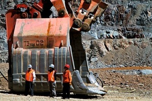  3 Gesamtansicht des Bergbaus Los Bronce ● Overall view of the Los Bronces mining operation 