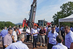  Teilnehmer des Kolloquiums vor dem Sandvik Bohrgerät Pantera DPi # Participants of the colloquium in front of the drilling rig Pantera DPi 