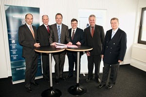  Unterzeichnung der Forschungsvereinbarung/signing the research agreement: (from left) Dr. Stephan Hüwel (Haver &amp; Boecker), Prof. Paul Gronau, Reinhard Neundorf, Heinz-Joachim Henkemeier, Prof. ­Jürgen Bechtloff (FH Südwestfalen) and Dr. Reinhold Festge ­(Haver &amp; Boecker) 