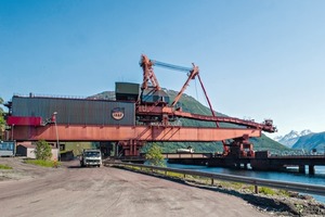  2	Die über 2500 Tonnen wiegende Verladestation für die Frachter ruht auf zwei riesigen Drehkranzlagern • Weighing more than 2500 tonnes, the bulk carrier loading station rests on two massive slewing ring bearings 