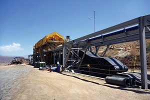  2	Technische Vorrichtung für Herstellung und Austausch der Fördergurte: Gurtschlaufen, Stahlgerüst und Vulkanisationstisch • Technical setup for manufacture and exchange of the conveyor belts: Belt loops, steel scaffolding and vulcanization table 