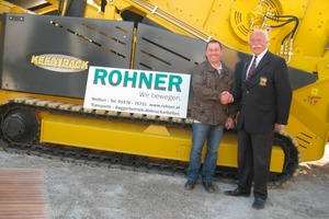  Anton Stauss sen. (r.) after handing over the Keestrack screening plant to Christoph Rohner (l.)  