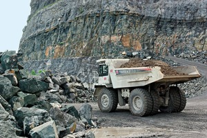  1	Ein schwerer Raupenbagger belädt einen mit abgebrochenem Material • A heavy crawler excavator loading a dumper with ­excavated material 