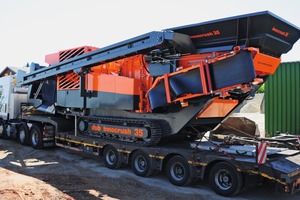  3 The innocrush 35 is delivered ex works with mounted lateral return belt and a machine width of less than 3 m 