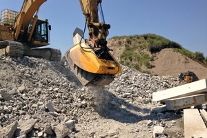  Der HARTL CRUSHER ist konstruktiv in die Form einer Baggerschaufel integriert wurde • The HARTL CRUSHER is inbuilt into the form of a bucket 