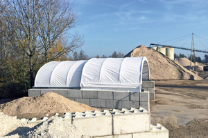  <div class="bildtext">1 The slidable silo cover protects raw materials from weather influences</div> 
