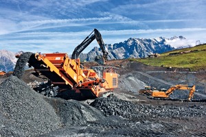  3	Vor der Kulisse des Hochkönigs bricht der Rockster R900 ca. 8000 m³ Felsmaterial • In front of the backdrop of the mountain “Hochkönig”, the R900 crushes about 8000 m³ shale 