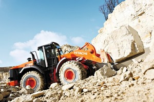  Hitachi Radlader ZW310 beim Blocktransport ● Hitachi wheeled loader ZW310 handling blocks  