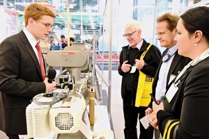  <div class="bildtext">1	Kundengespräch am Stand • Customers talk at the booth</div> 