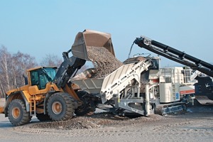  2	Beschickt mit Aufgabematerial und Überkorn läuft der Kegelbrecher 200 HP zur Höchstform auf • The gyratory crusher 200 HP in top form fed with feed material and oversize 