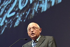  3 Günter Verheugen hielt eine kritische Festansprache • Günter Verheugen gave a critical ceremonial address 