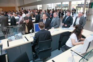  Besucher der POWTECH 2010 bei der Registrierung 