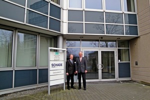  Die Geschäftsführer Karl-Heinz Fiegenbaum und Wolfgang Jung von SCHADE Lagertechnik vor dem neuen Stammsitz in Deutschland Karl-Heinz Fiegenbaum and Wolfgang Jung Managing Directors of SCHADE Lagertechnik in front of the new headquarters in Germany 