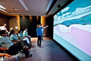  2	ActiveWall von VALE im Betrieb mit der Anzeige von GeoVisionary in 3D VALE’s Active­Wall in use displaying GeoVisionary in 3D 