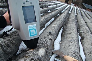  9 Messung auf einer Dachfläche aus Wellasbestplatten nach Entfernung der Verschmutzungen ● Measurement on a roof of corrugated asbestos sheets after removal of contaminations 