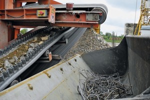  2	Der eingebaute Magnetabscheider der BMD RA 700/6 „wirft“ Armierungseisen direkt in die bereitgestellte RadladerschaufelThe magnetic separator installed in the BMD RA 700/6 “throws“ armoring iron directly into the provided wheel loader bucket 