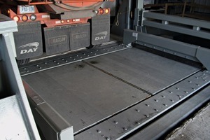  	Traverseable steel door covering the heavy-duty „sub-surface” B&amp;W SamsonTM feeder  