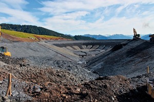  1 Errichtung des Speicherteiches mit 70&nbsp;000&nbsp;m³ Fassungsvermögen • Building a storage reservoir with a capacity of 70&nbsp;000&nbsp;m³  