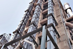  5	Blick auf ein AUMUND Gurtbecherwerk in Vietnam • View of a AUMUND belt bucket elevators in Vietnam 