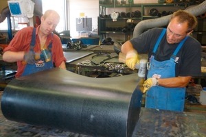  2	Präzise Fertigung der Vollgummigurttaschen in Handarbeit 