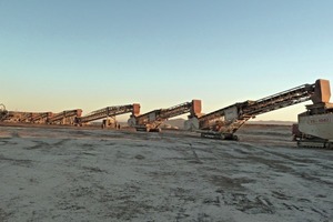  4 Sieben fahrbare Gliederförderer, die einen Radialteleskopabsetzer von Telestack beschicken - Vollkettengeräte für die automatische Aufhaldung von Kupfererz von LKWs ● 7 x Mobile Link Conveyors feeding a TS Radial Telescopic Stacker—Fully tracked mobile units automatically stockpiling copper ore directly from trucks 