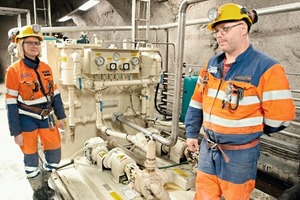  4	Die Techniker Sari Kulju (links) und Marko Jaako sorgen dafür, dass das Hydraulik- und Elektroaggregat des Kegelvorbrechers sehr sauber bleibt, was zum störungsfreien Betrieb des Brechers beiträgt • Technicians Sari Kulju (left) and Marko Jaako ensure that the primary gyratory crusher’s hydraulic and electrical unit remains very tidy, which contributes to trouble-free operation of the crusher 