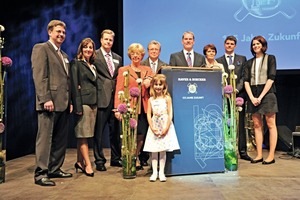  1	Drei Generationen auf der Bühne/Three generations on the stage: (v.l./f.l.) Dr. Fabian Festge, Cristiana und/and Florian Festge, Susanne und/and Dr. Reinhold Festge, Giada Festge, Walter und/and Anita Haver mit/with Niklas Haver und/and Rieke Haver  