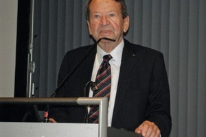  Prof. Dr.-Ing. habil. Dr. h. c. Karl J. Thomè-Kozmiensky bei der Eröff­nungs­rede • Prof. Dr.-Ing. habil. Dr. h. c. Karl J. Thomè-Kozmiensky during his inaugural address 