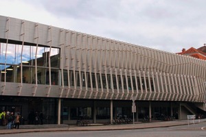  Audimax der Montanuniversität Leoben mit dem alten Haupt­gebäude im HintergrundQuelle/Source: Bauverlag BV GmbH 