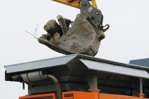  2	Beschickung des R1200 mit Bauschutt • Feeding of the R1200 with demolition waste 