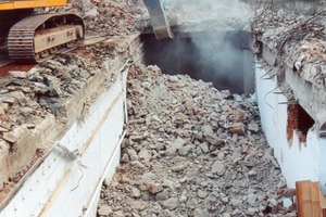  1	Betonbruch gewonnen beim Abbruch des Technikums des Lehr-stuhls „Aufbereitung von Baustoffen und Wiederverwertung“ der Bauhaus-Universität Weimar/Deutschland 