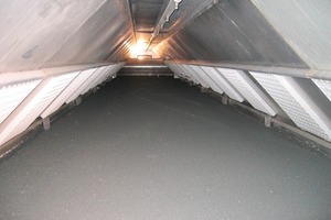  	View of the inside of a belt dryer with sludge 