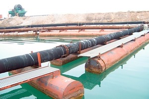  	A conveying line for gravel made of rubber pipes on floating pontoons 