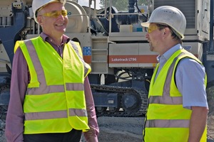  1	Ulrich Nikolaus (l), Geschäftsführer der Straßen- und Tiefbau­gesell­schaft&nbsp;bmH Ernst Röwer und Thorsten Plew (r.), Geschäftsführer der Fischer-Jung GmbH, Metsos Händler in Deutschland&nbsp; 