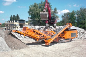  2	Der Rockster R1100 mit Prallbrecher in Kombination mit dem Siebsystem im Recycling von Bauschutt • The Rockster R1100 with impact crusher combined with the screening system for ­recycling of demolition waste 