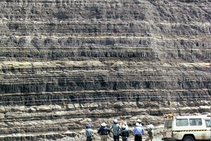  <div class="bildtext">2 The challenging geological facts in New Acland suggest the use of the surface mining technology</div> 