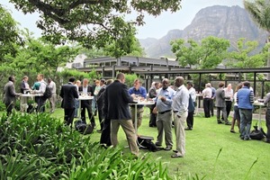  Teilnehmer der Tagung diskutieren während einer Pause • Conference delegates in discussion during the break  
