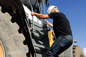  2	Beim Be- und Entsteigen von Maschinen kommt es auf einen sicheren Stand an • When getting in and out of machines, a safe footing is essential 