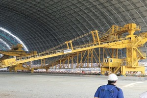  Montage des Absetzers • Erection of the Stacker  