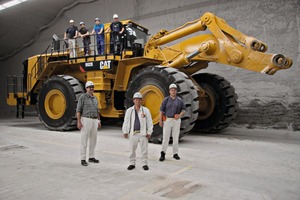  2 Peter Budesheim (left) headed the project “Bunker loader acquisition”, planning was done down to the smallest detail by Frank Neumann, Zeppelin branch manager (centre). During the set-up, salesmen Daniel Siegfried (right) worked side by side with the K+S team, like the fitters Florian Kauer and Alexander Heinz as well as Rainer Fuchs, who is responsible for supervising the machines (all standing on the wheel loader from right to left) 