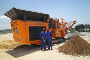  3 Two crusher operators in front of their new Rockster R700S 