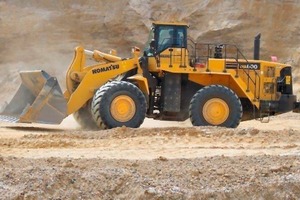  7	Im Kalksteinbruch sind Großschaufeln aus DILLIDUR 400V härtesten Bedingungen ausgesetzt • At the limestone quarry, large-size shovels made of DILLIDUR 400V are exposed to very tough conditions 