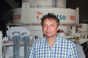  6	Georg Rappl vor seinem neuen stationären Metso Kegelbrecher HP3 • Georg Rappl in front of his new stationary Metso HP3 cone crusher  