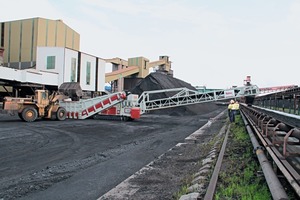  5	Fahrbarer Lkw-Entlader für das Austragen von Kohle aus Radladern auf eine Förderanlage auf einem Lagerplatz in AustralienMobile truck unloader reclaiming coal from wheels loaders to overland conveyor system in stockyard in Australia 