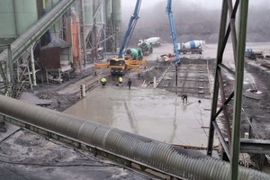  Im Werk Kallenhardt wird das erste Fundament für die neue Vorbrecher- und Edelsplittanlage gegossen • The first foundation for the new primary crushing plant and the high grade chipping plant is placed at the Kallenhardt works 