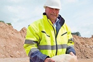  2 Hans-Jürgen Jeschke, Betriebsleiter im Werk Langhagen, zeigt das Rundmaterial, mit dem der Vorbrecher LT120E beschickt wird • Hans-Jürgen Jeschke, Operations Manager at the Langhagen plant shows the round boulders fed to the LT120E primary crusher 