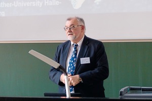  3	Das Eröffnungsreferat wurde von Prof. Dr. Herbert Pöllmann, Stellvertretender Geschäftsführender Direktor am Institut für Geowissenschaften und Geographie, gehalten  